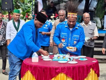 Suasana Pemotongan Kue Ulang Tahun Ke-51