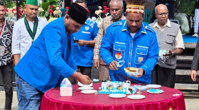 Suasana Pemotongan Kue Ulang Tahun Ke-51