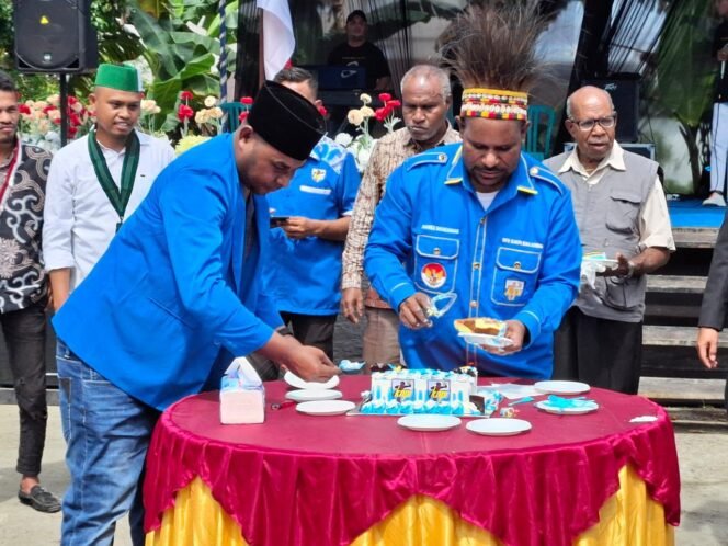 
					Suasana Pemotongan Kue Ulang Tahun Ke-51